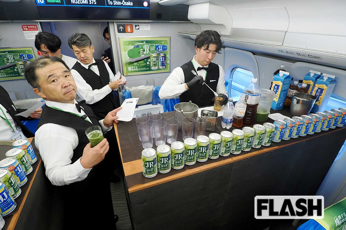 車内にはバーカウンターが設置され、ヘッドカバーも装飾。若者に人気のジャスミン焼酎「茉莉花」の緑茶割り「JR」（コンビニで数量限定発売）と、JR東海とのダジャレのようなコラボが実現した（写真・梅基展央）