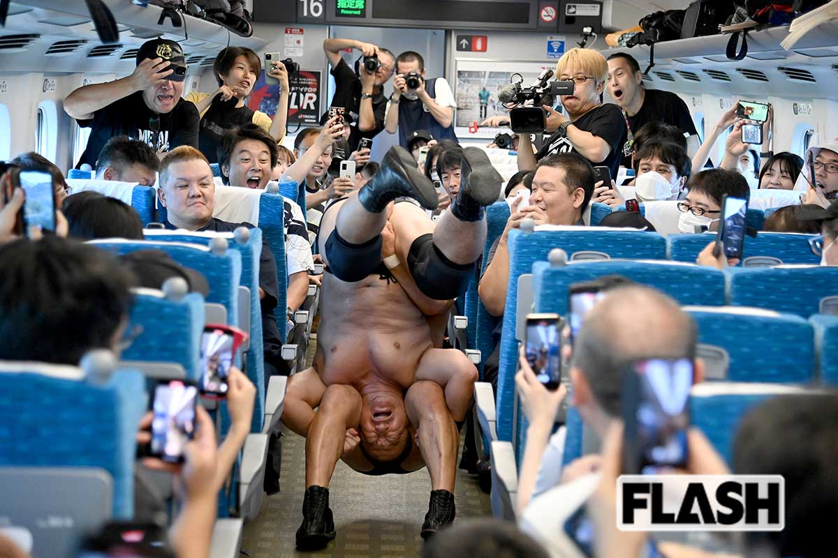 【こんな貸切車両も！（1）】「新幹線プロレス」／鈴木みのるvs.高木三四郎が名古屋駅まで一本勝負！　男色ディーノがアイスを車内販売し、小橋建太は車掌の姿で登場。ド迫力の熱戦は、鈴木のパイルドライバーで決着した