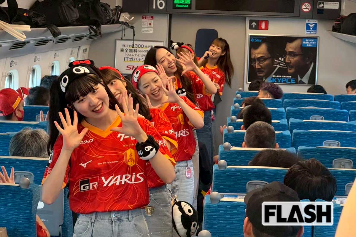 【こんな貸切車両も！（4）】「チアグランパスと行く東海道新幹線応援ツアー」／名古屋グランパスとのコラボ。横浜F・マリノス戦の応援で名古屋から新横浜まで。公式チーム「チアグランパス」がパフォーマンスを披露し、応援ムードは最高潮！（写真提供・N.G.E.）