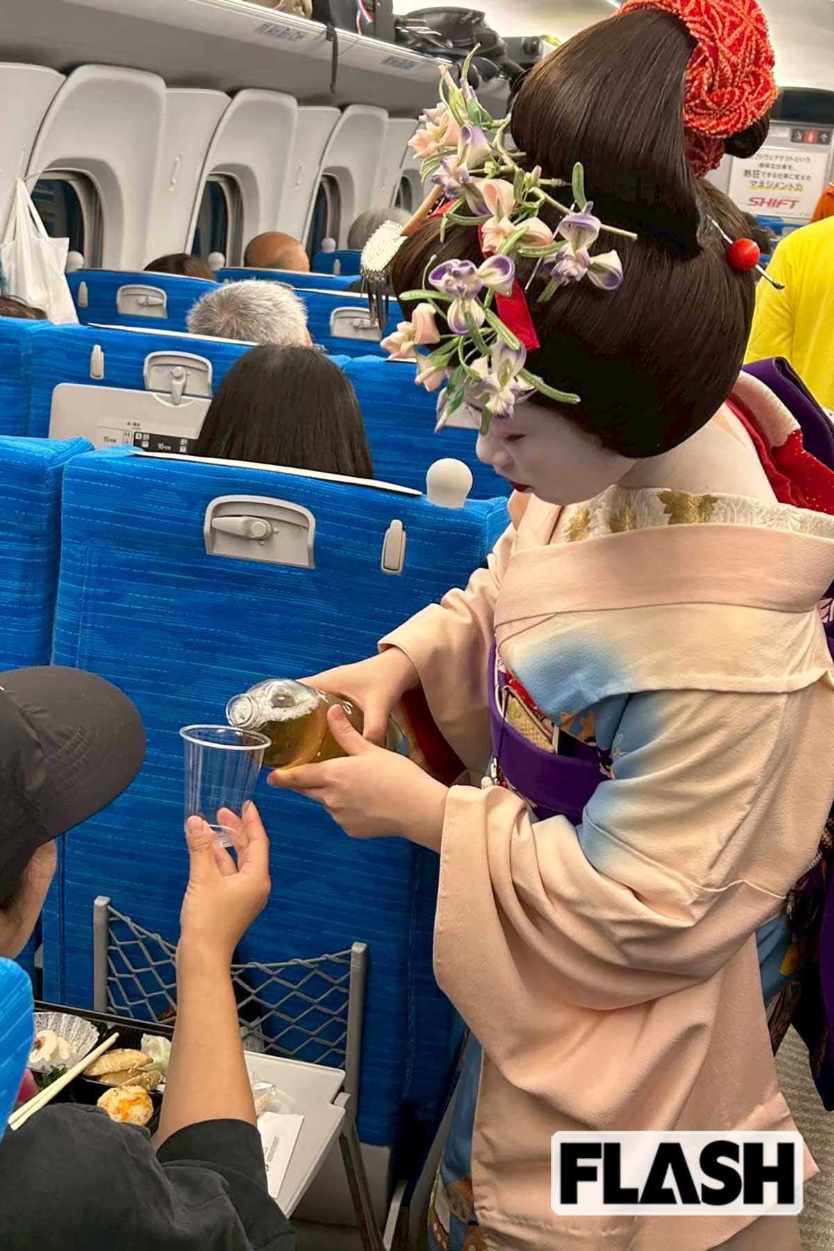 【こんな貸切車両も！（5）】「発酵新幹線」／発酵食品文化が根づく東海地方へのツアー車両。車内では岐阜の舞妓さんがアテンダントとなり、踊りを披露。発酵にまつわるトークを聞きながら、クラフトビールや古酒を楽しめた