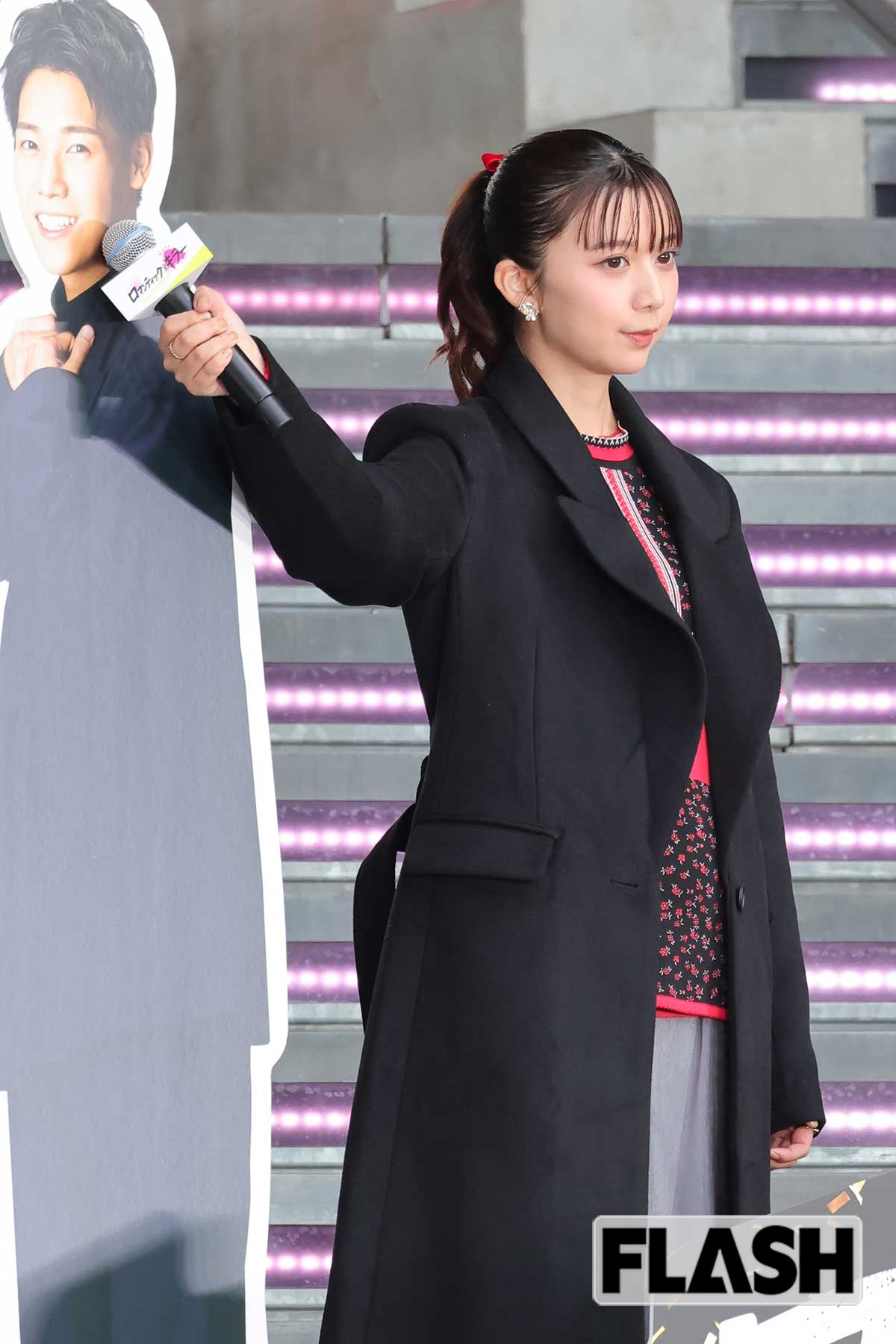 ウェストシェイプのかかったコートを着こなす上白石萌歌