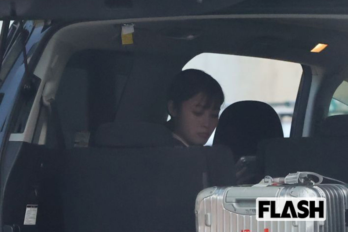 橋本環奈、地元・福岡の学園祭へ凱旋“異次元のかわいさ”に学生大興奮!　送迎は「黒布」で覆う“厳戒態勢”