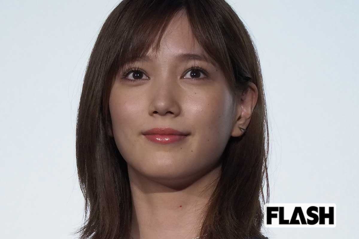 本田翼が魅せた“ミニ丈美脚”披露…TWICEツウィとの2ショットで見せた…