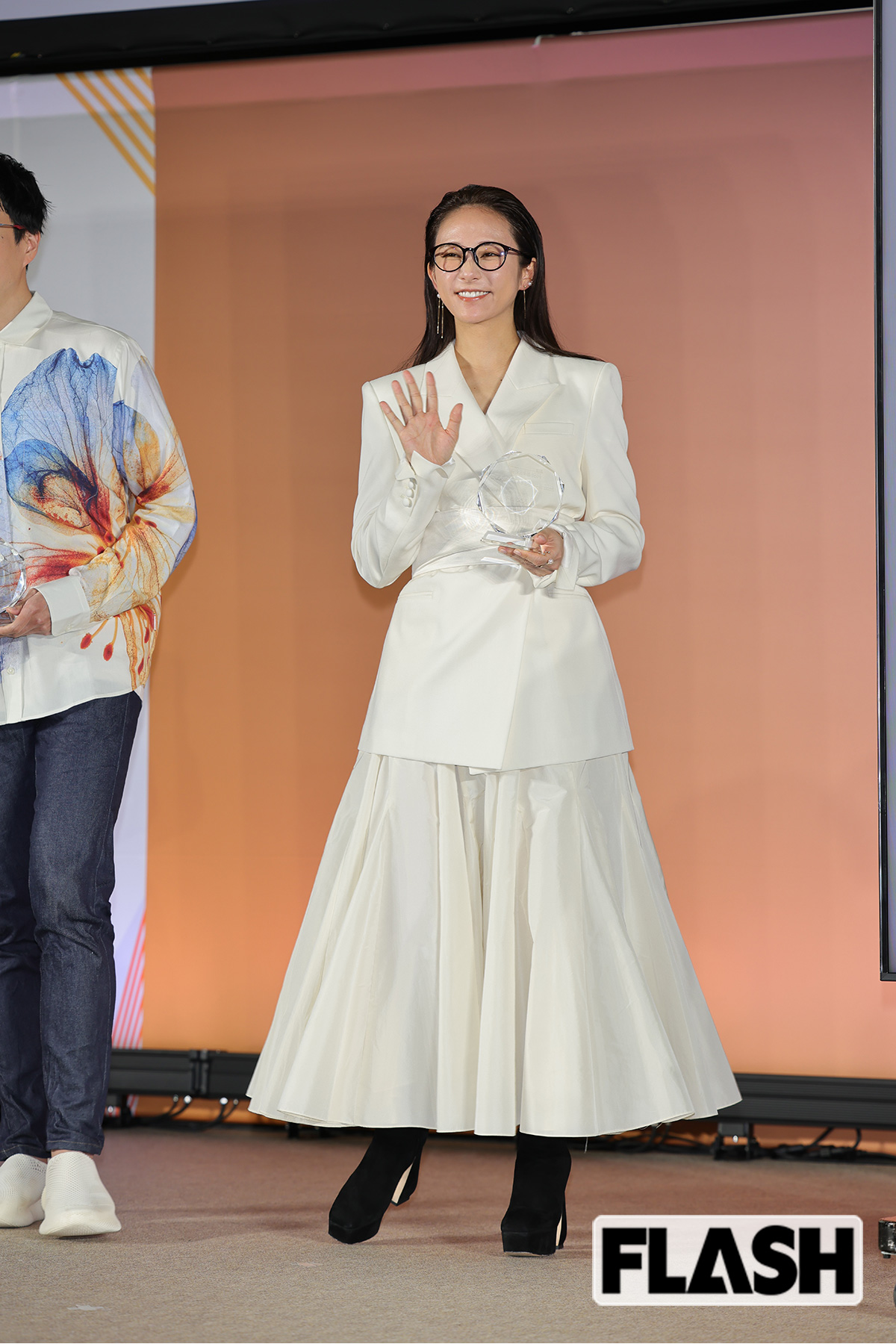 来場者に手を振る木村文乃