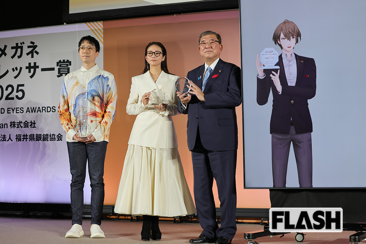 石破茂元首相と共に「日本メガネベストドレッサー賞2025」を受賞した木村文乃