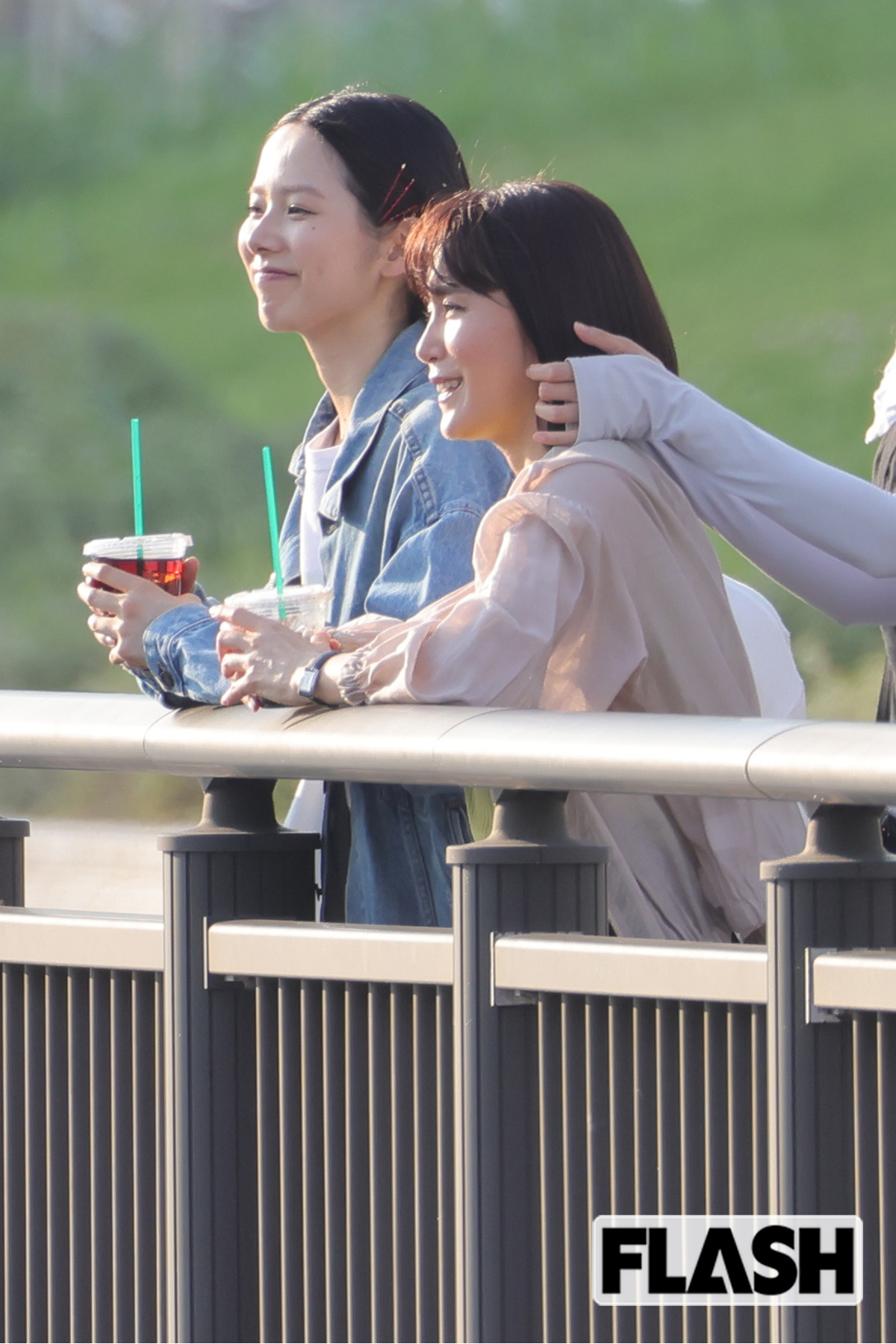 コーヒーを片手に山本奈津美と会話をする山口紗弥加