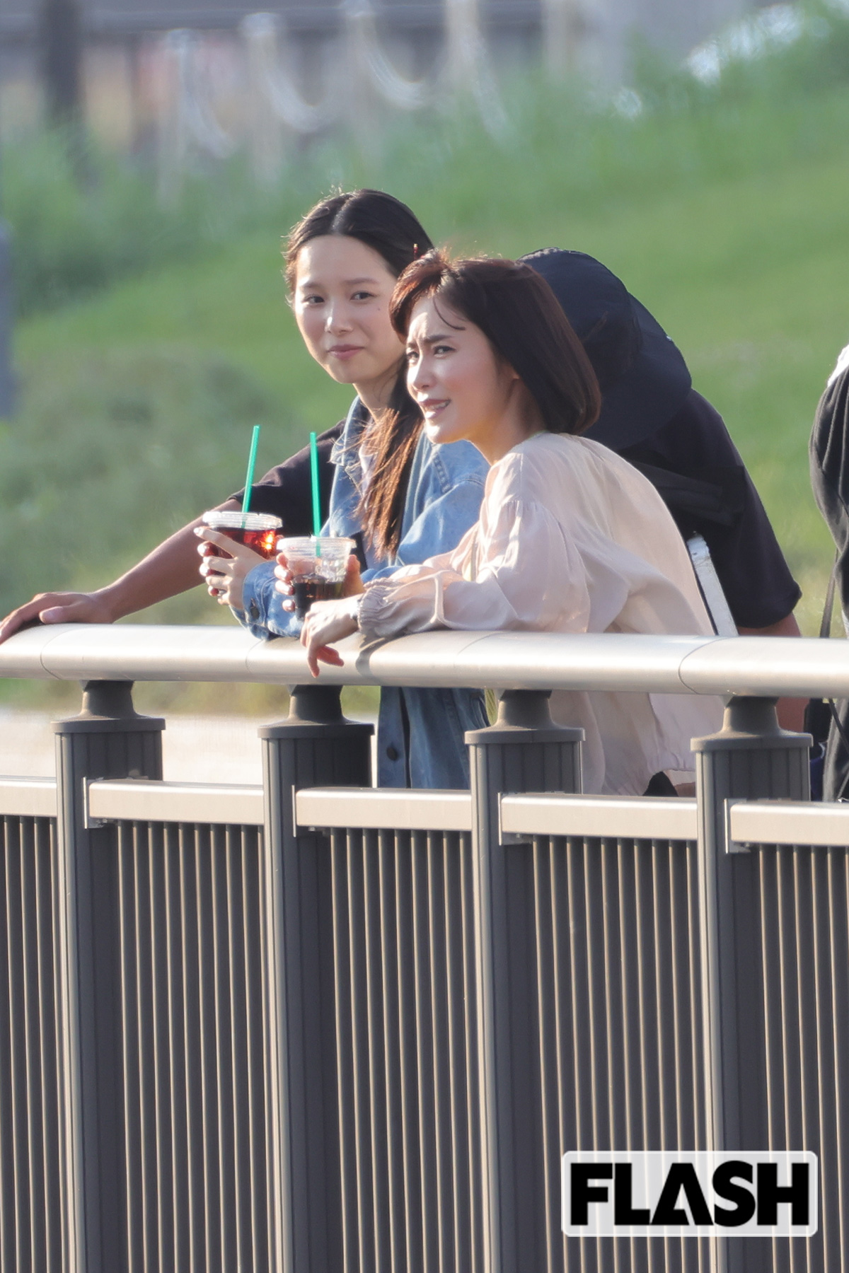 眩しそうに川を見つめる山口紗弥加