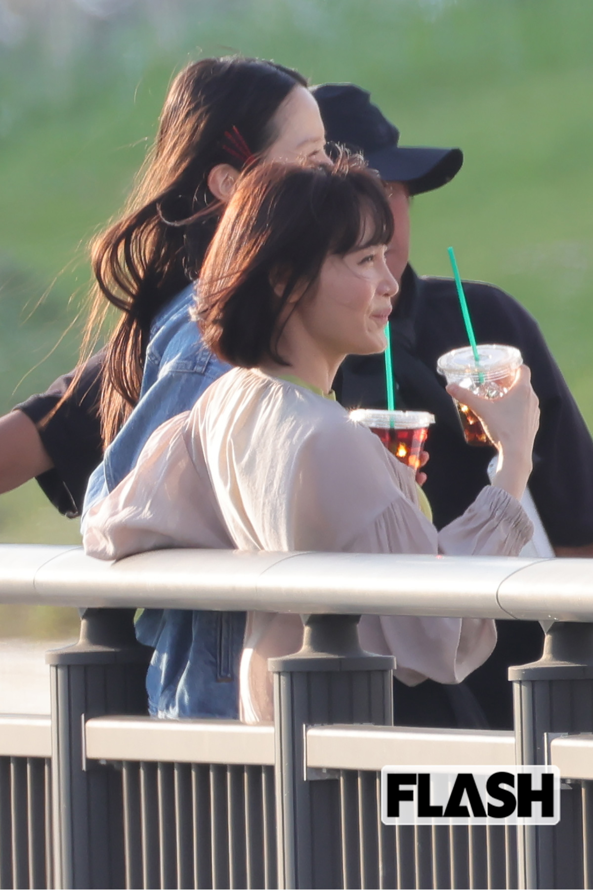 スタッフと会話する山口紗弥加