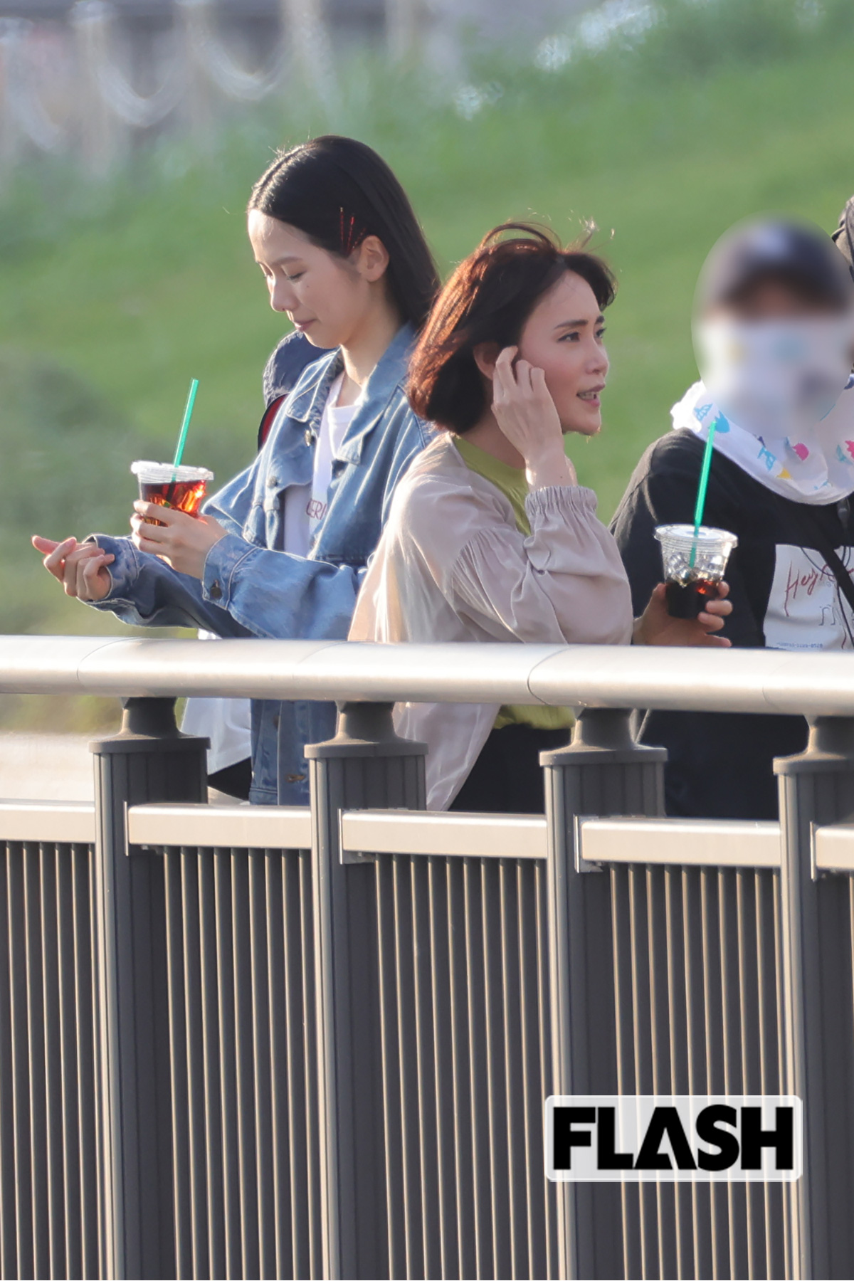 スタッフと会話する山口紗弥加