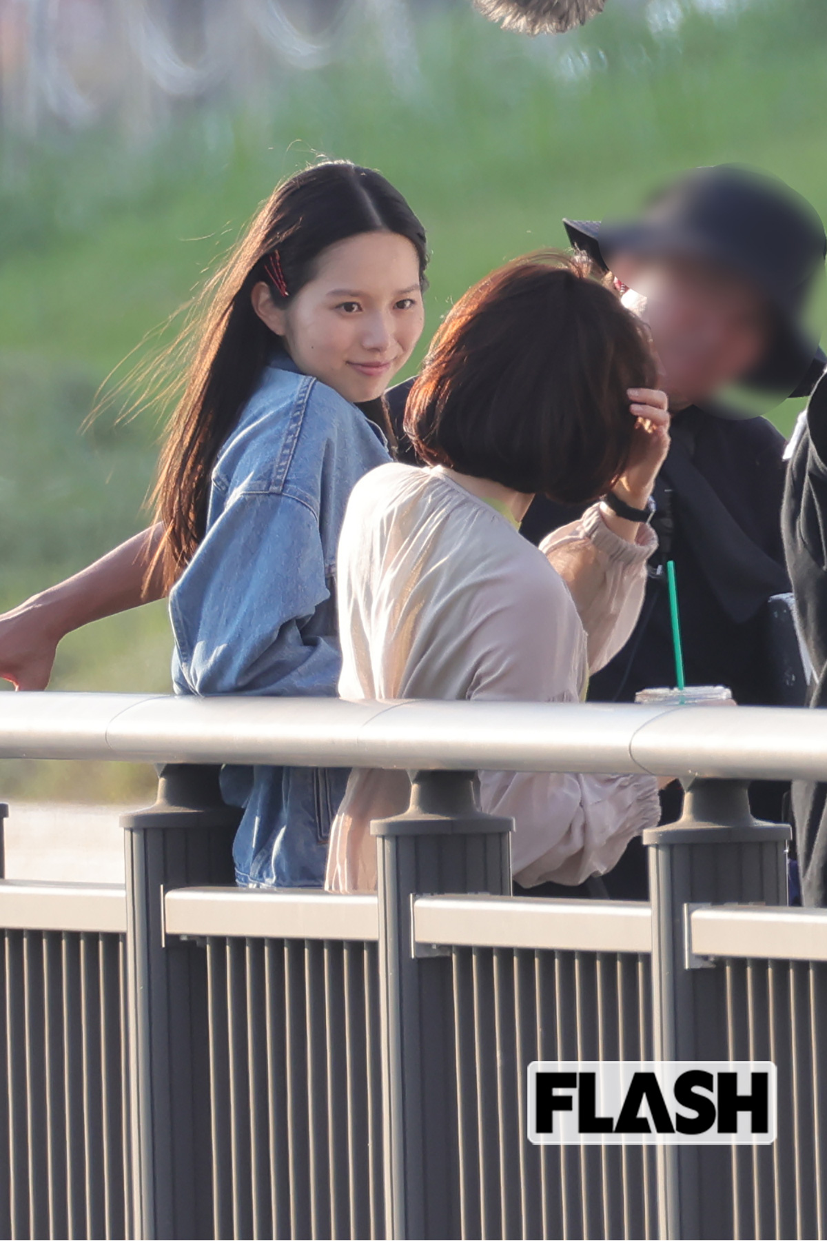 髪の毛をおさえる山口紗弥加