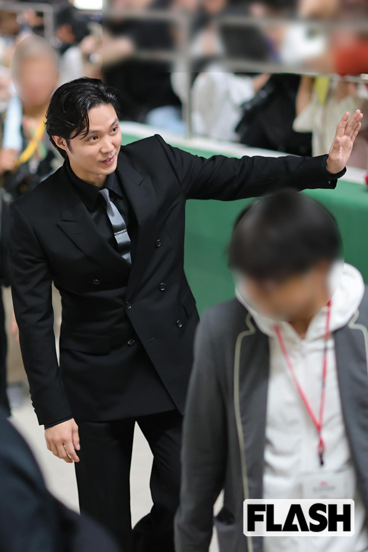 シックなダブルの黒スーツを着こなす磯村勇斗