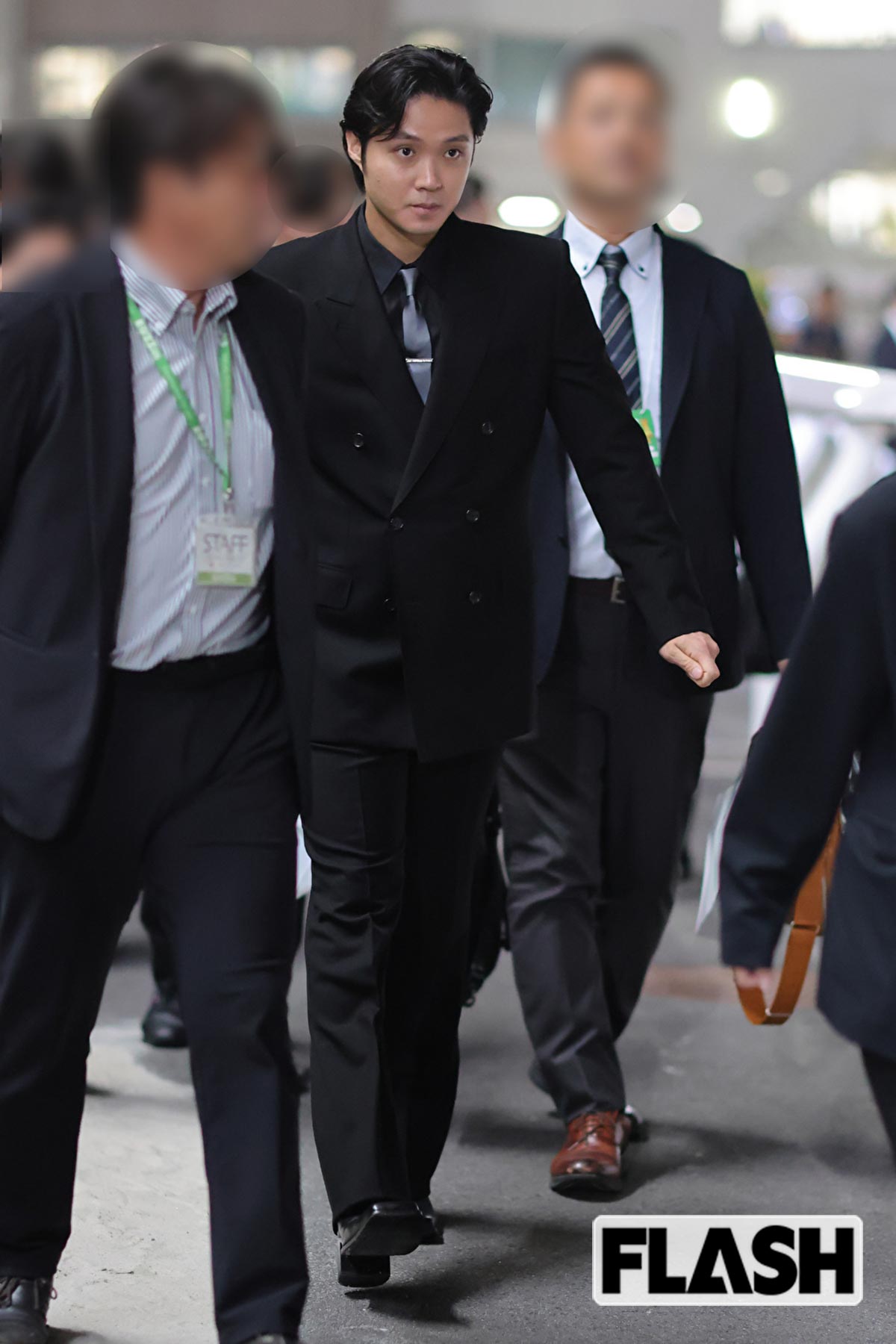 関係者に囲まれた磯村勇斗