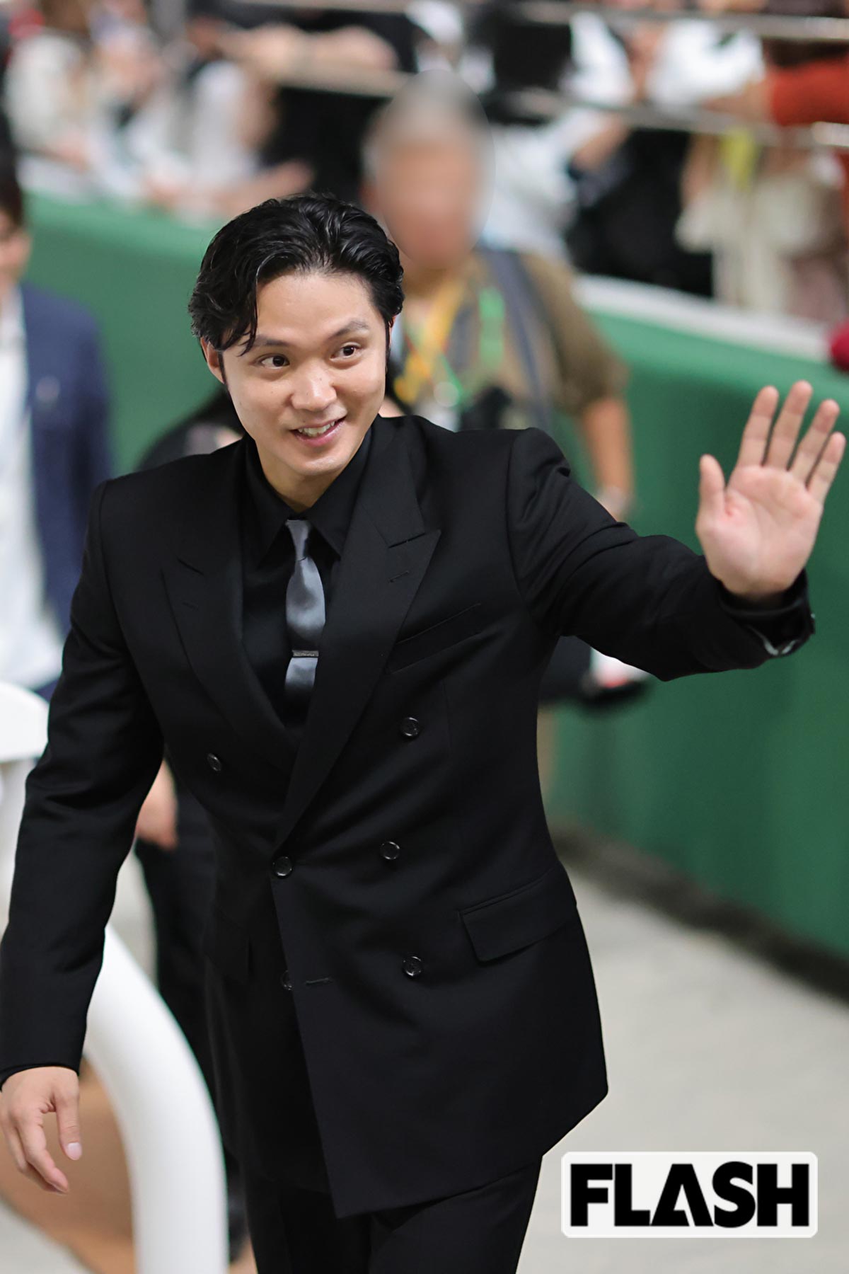 ファンに手を振る磯村勇斗