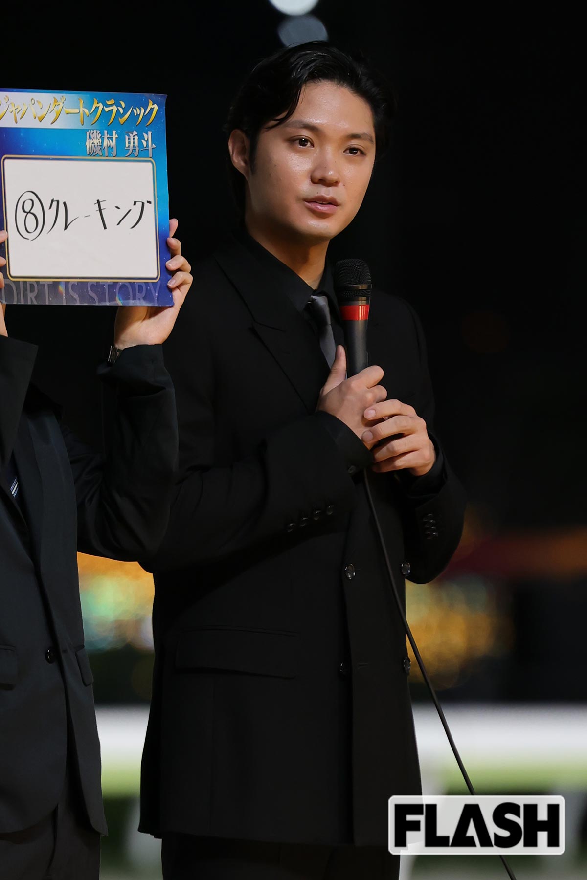 競馬の予想を発表する磯村勇斗