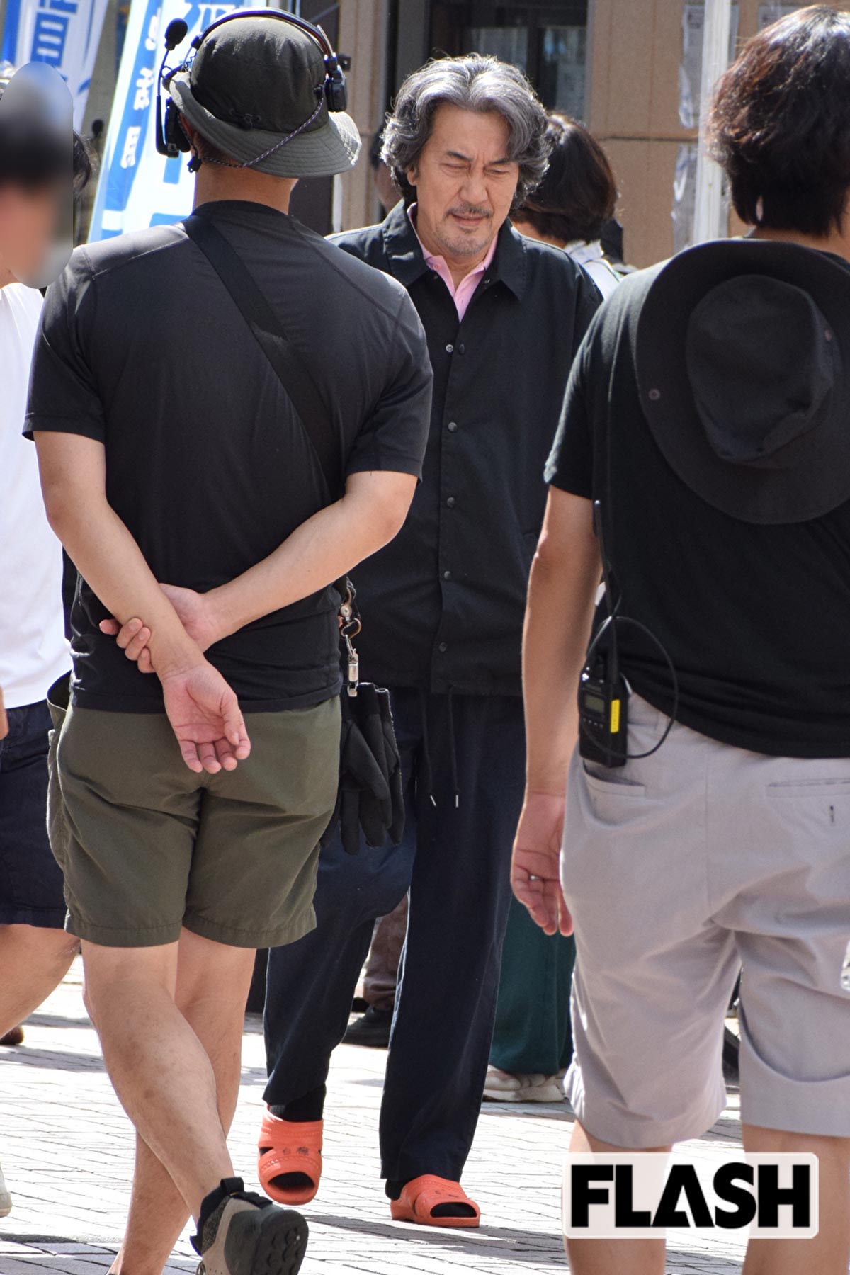 ドラマ『俺のこと、なんか言ってた？』は、役所広司を主人公にした実際の舞台まで公演する予定だ