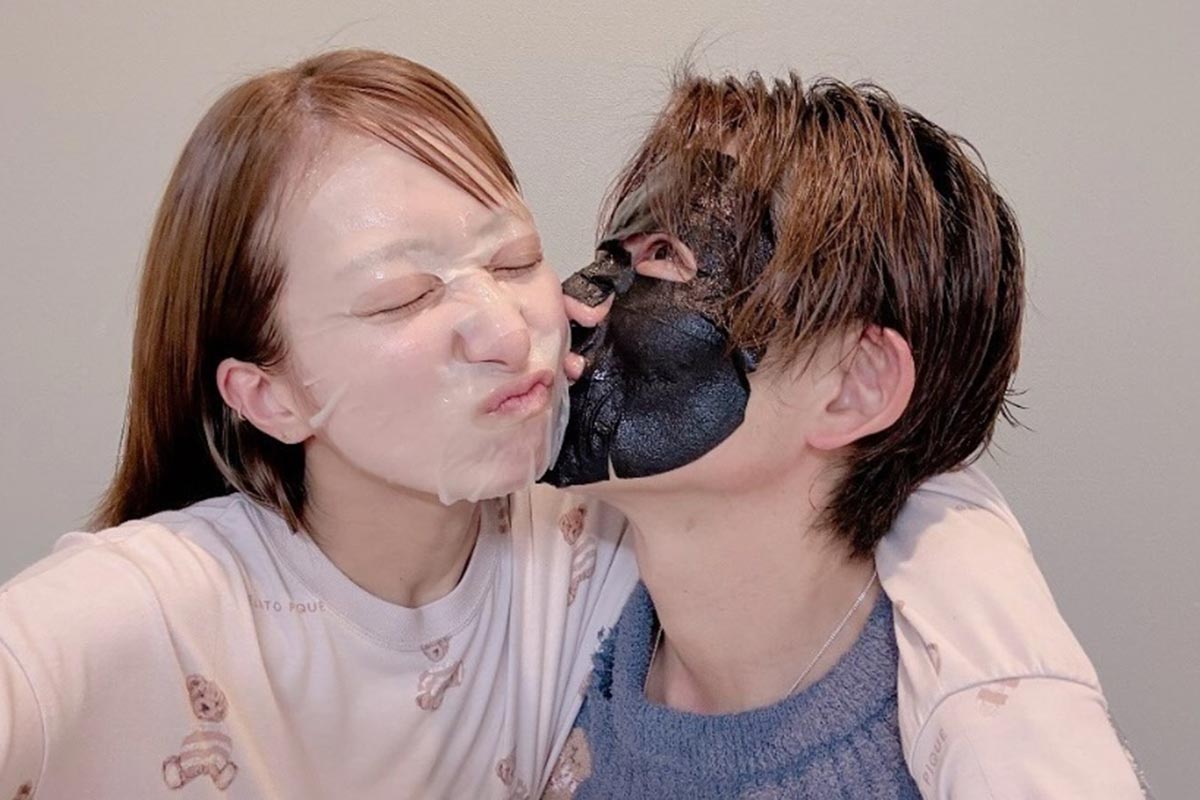 「いい夫婦の日」に向けてパック越しにキスをする様子を投稿した辻希美と杉浦太陽（写真・本人のInstagramより）