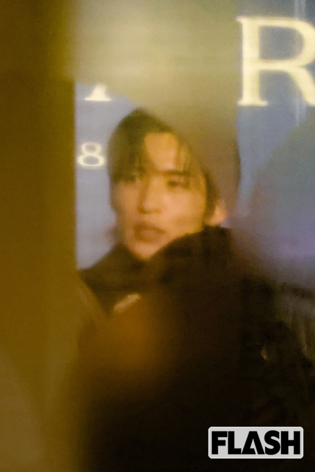 ガラス張りのブルガリ店舗内で記者会見をする目黒連。一目見ようとファンが集まった