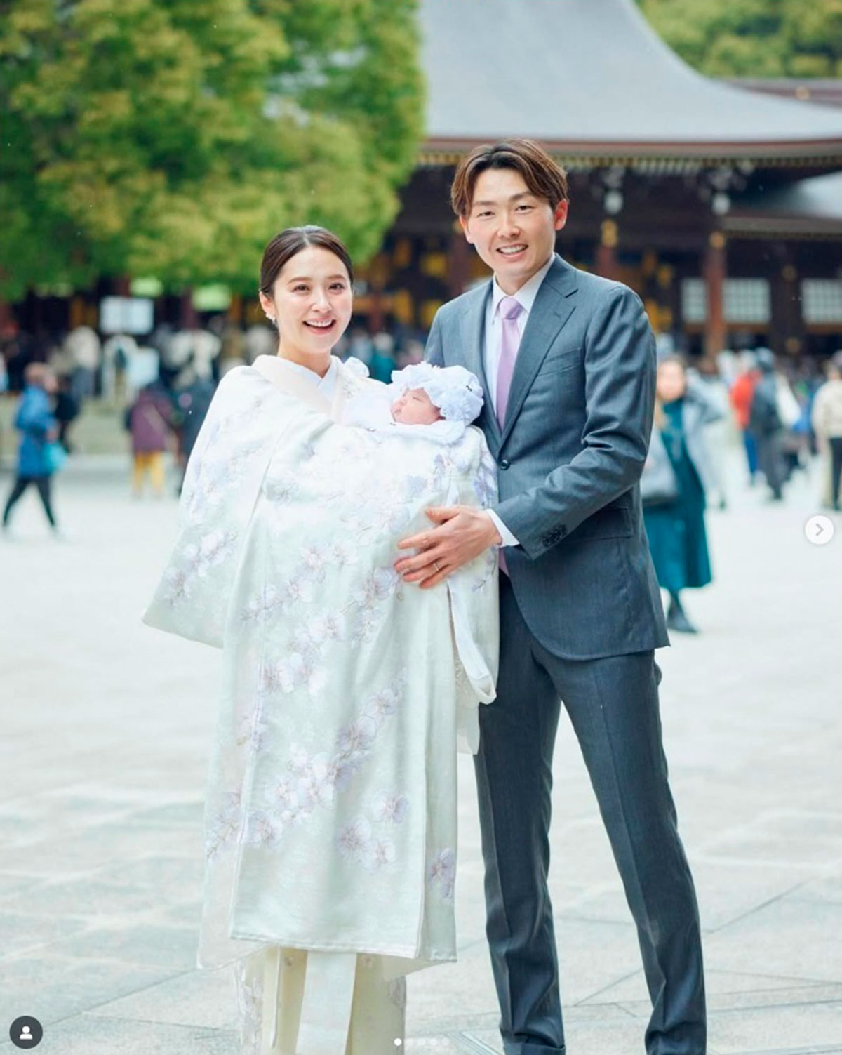 夫・源田壮亮選手とともに子供を抱く衛藤美彩（写真・本人Instagramより）