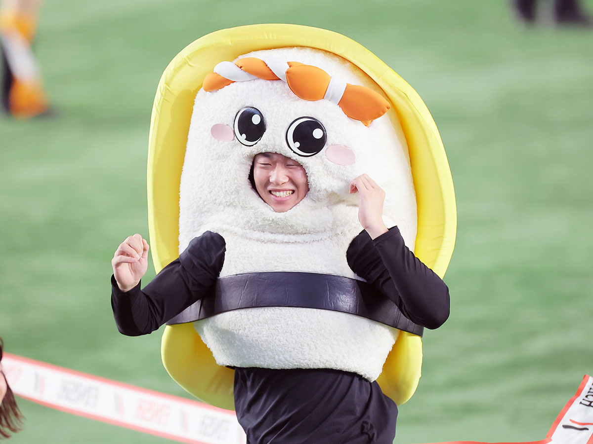 「ジャイアンツ・ファンフェスタ2025」の「すしレース」で卵焼きに扮した山崎伊織。コハダの中川皓太投手と組んだが、惜しくも2位に（写真：スポーツ報知/アフロ）