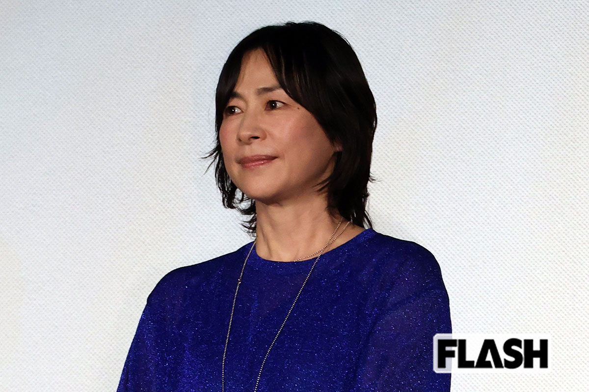 55歳・西田尚美のセーラー服姿にファン大歓喜「高校生に交じってもいちばんかわいい」…生フラフープ芸も披露で集まる喝采