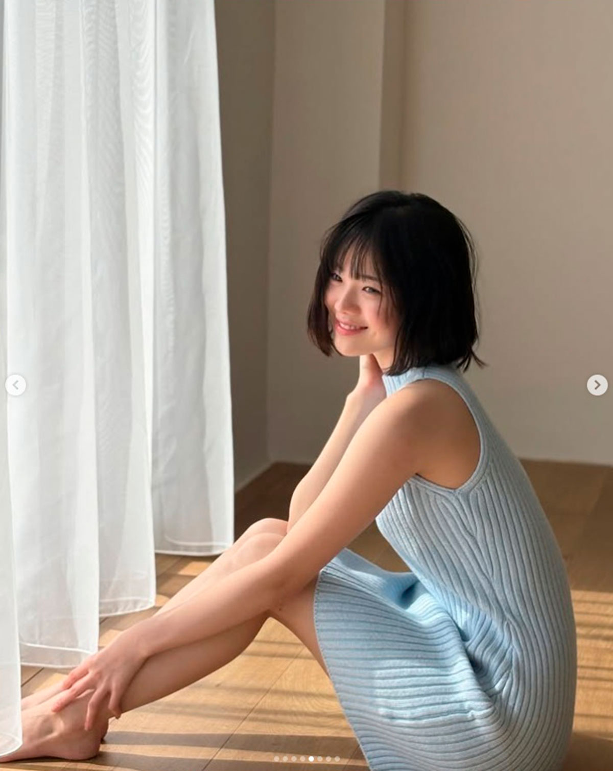 ミニ丈のニットワンピを来て微笑む志田こはく。その実力に多くのファンが後任就任を歓迎している（写真・本人Instagramより）