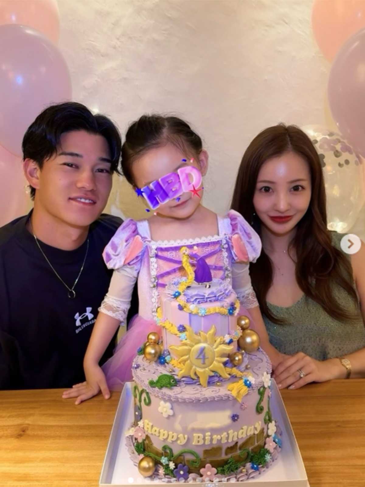 板野友美のInstagramより。夫の高橋奎二（左）とともに娘を祝う板野