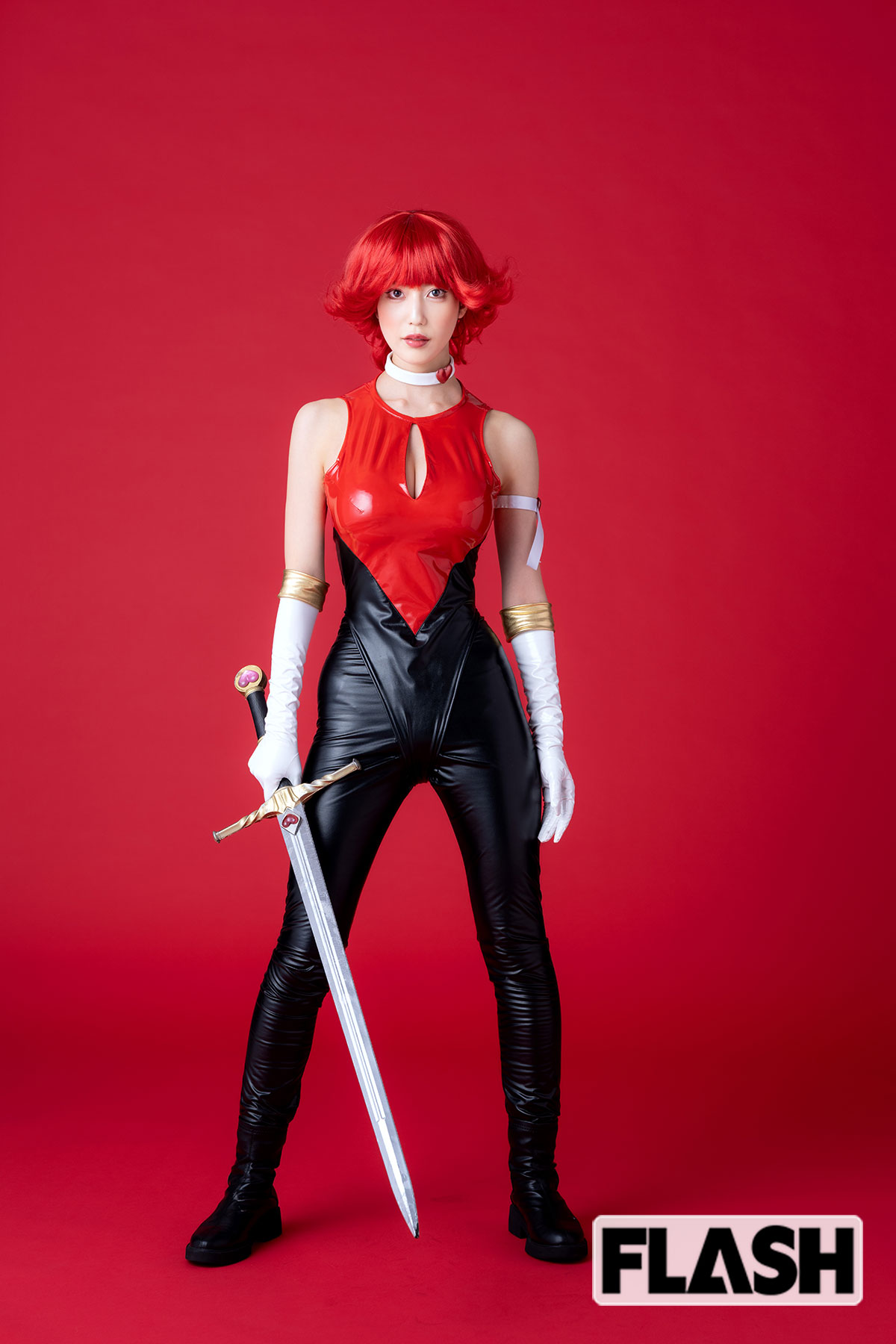 ホスト役から会社員までさまざまな衣装に挑戦した阿部なつき（写真・福田ヨシツグ）