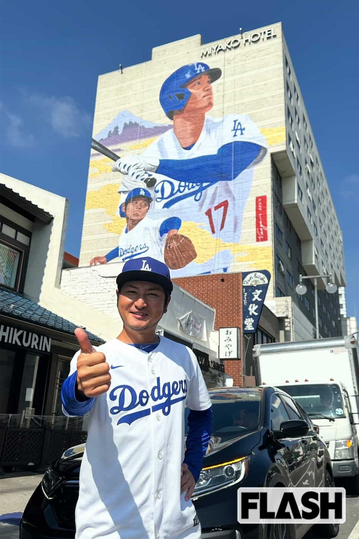 ロサンゼルスのリトル・トーキョーにて。いまや新名所となった大谷翔平の壁画をバックにパチリ