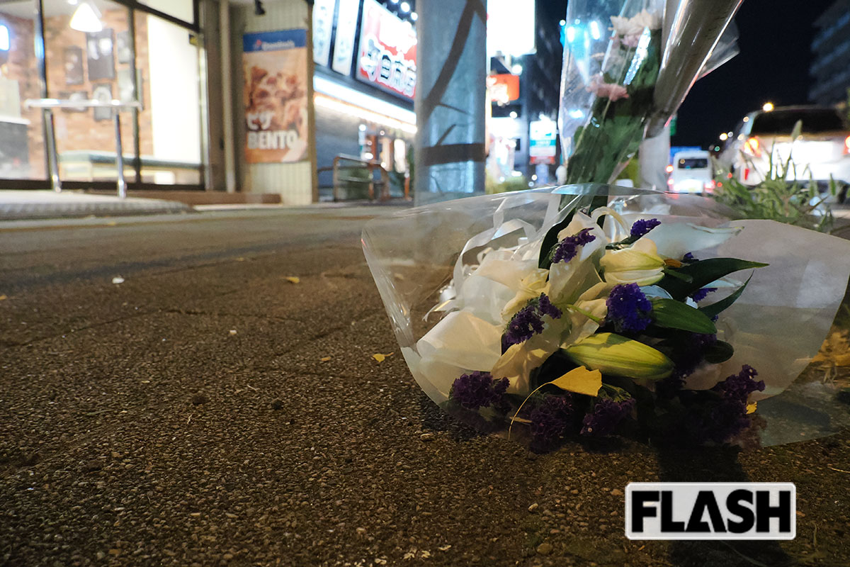 事件現場となった歩道には何カ所にも花束が置かれていた（写真・梅基展央）
