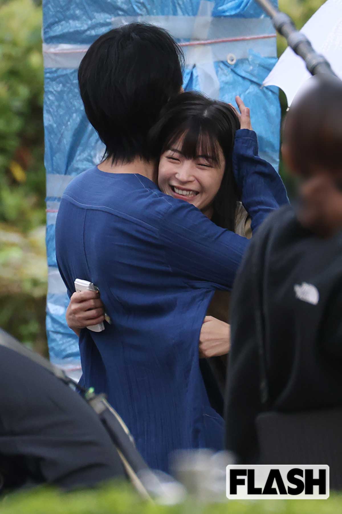 映画『汝、星のごとく』の撮影で横浜流星とハグをする広瀬すず。再開のシーンなのか、終始2人とも笑顔だ