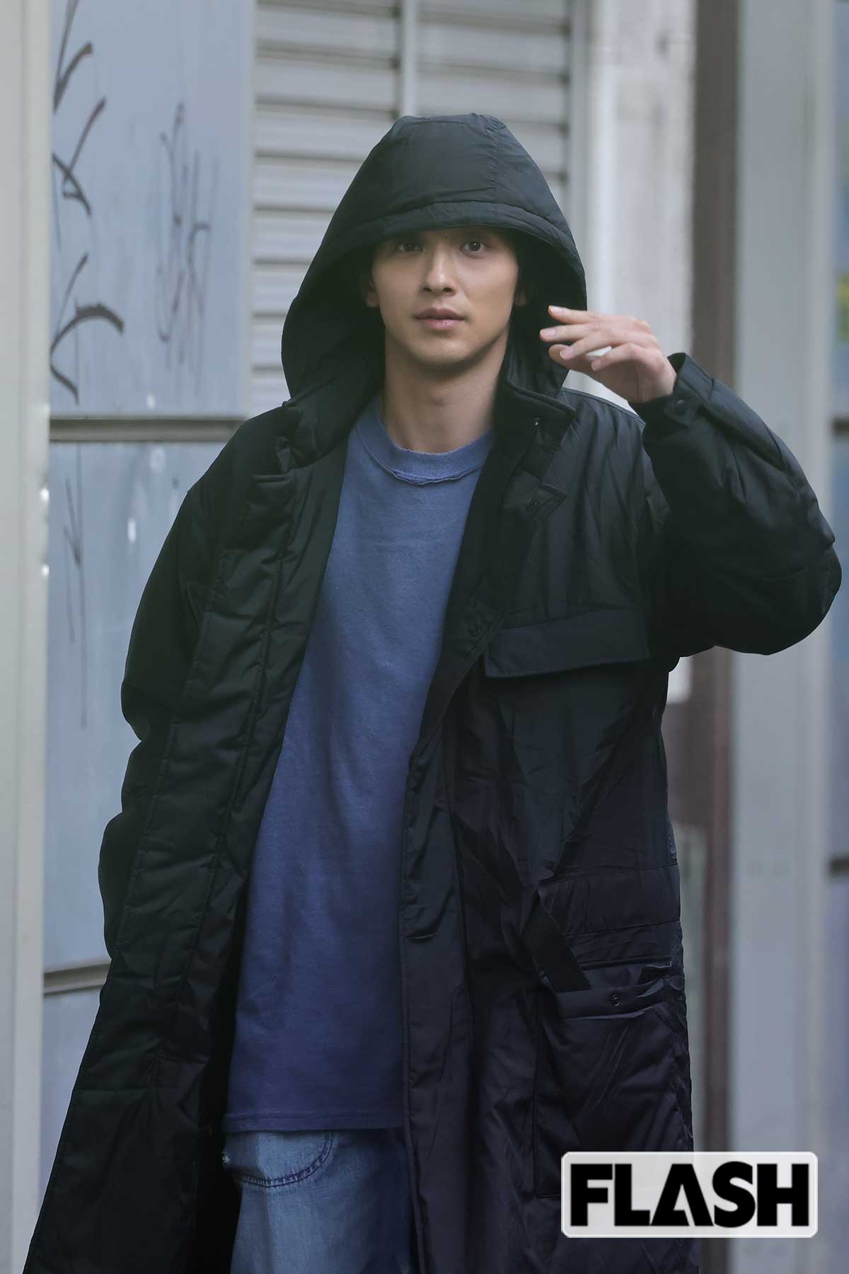 別の日に単独でロケをしている横浜流星。俳優のなかでもトップクラスの多忙ぶりだ