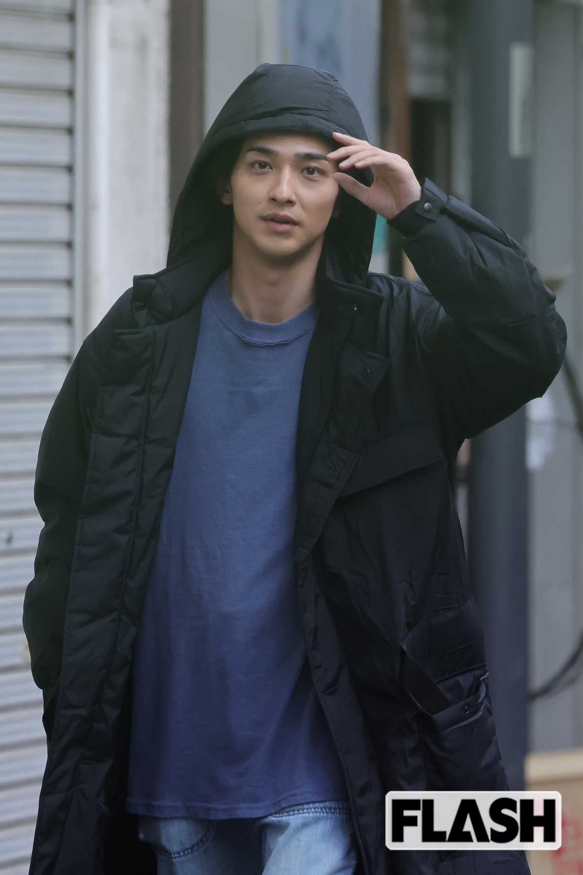 フードをかぶって移動する横浜流星