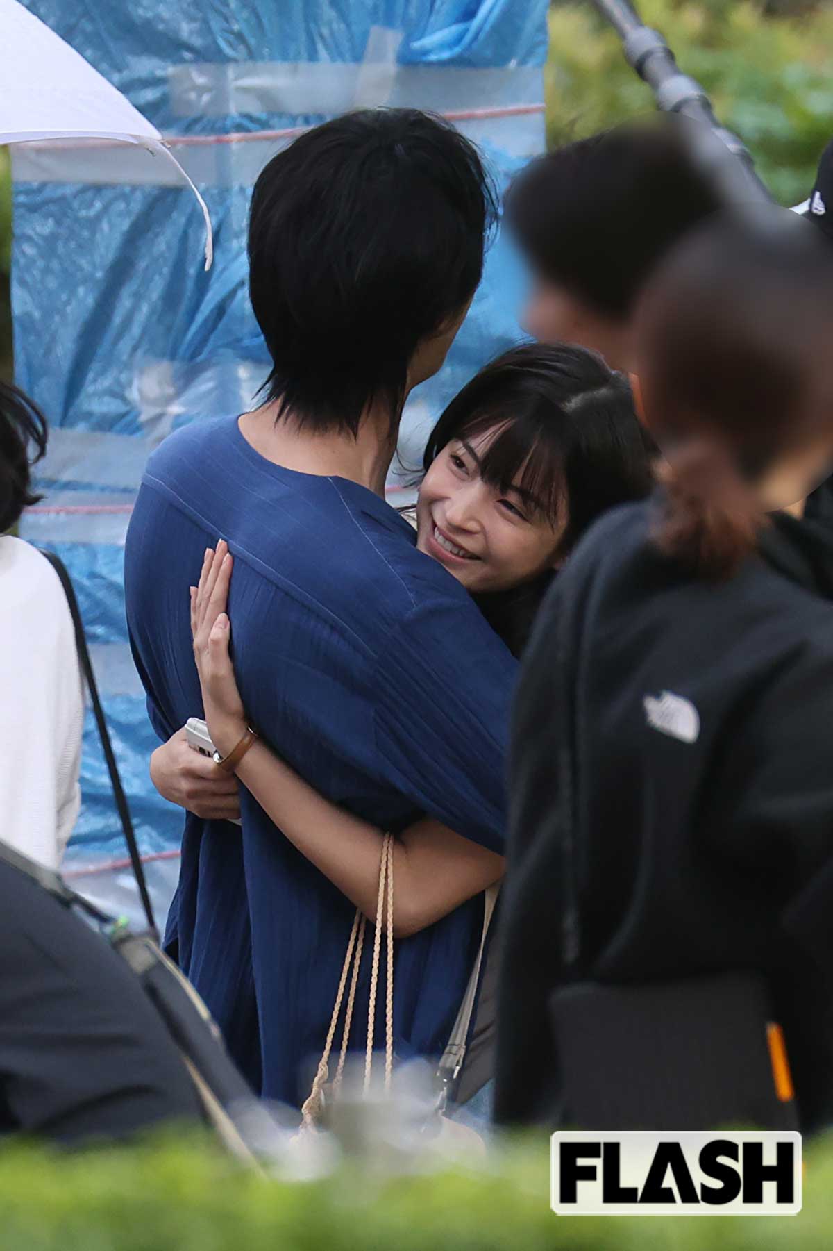 ギュッと抱き合う広瀬すずと横浜流星