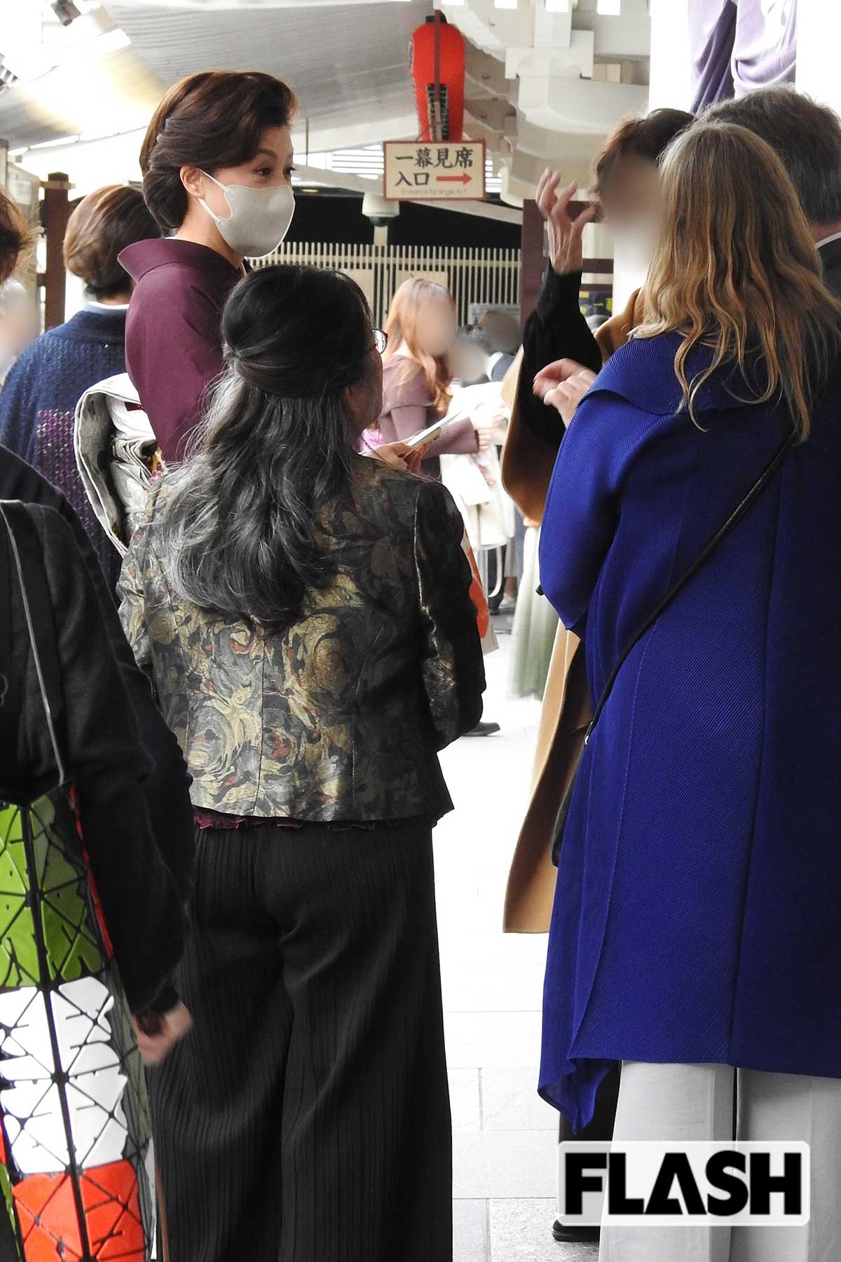 2025年11月2日、歌舞伎座の前でご贔屓にあいさつする女優の藤原紀香