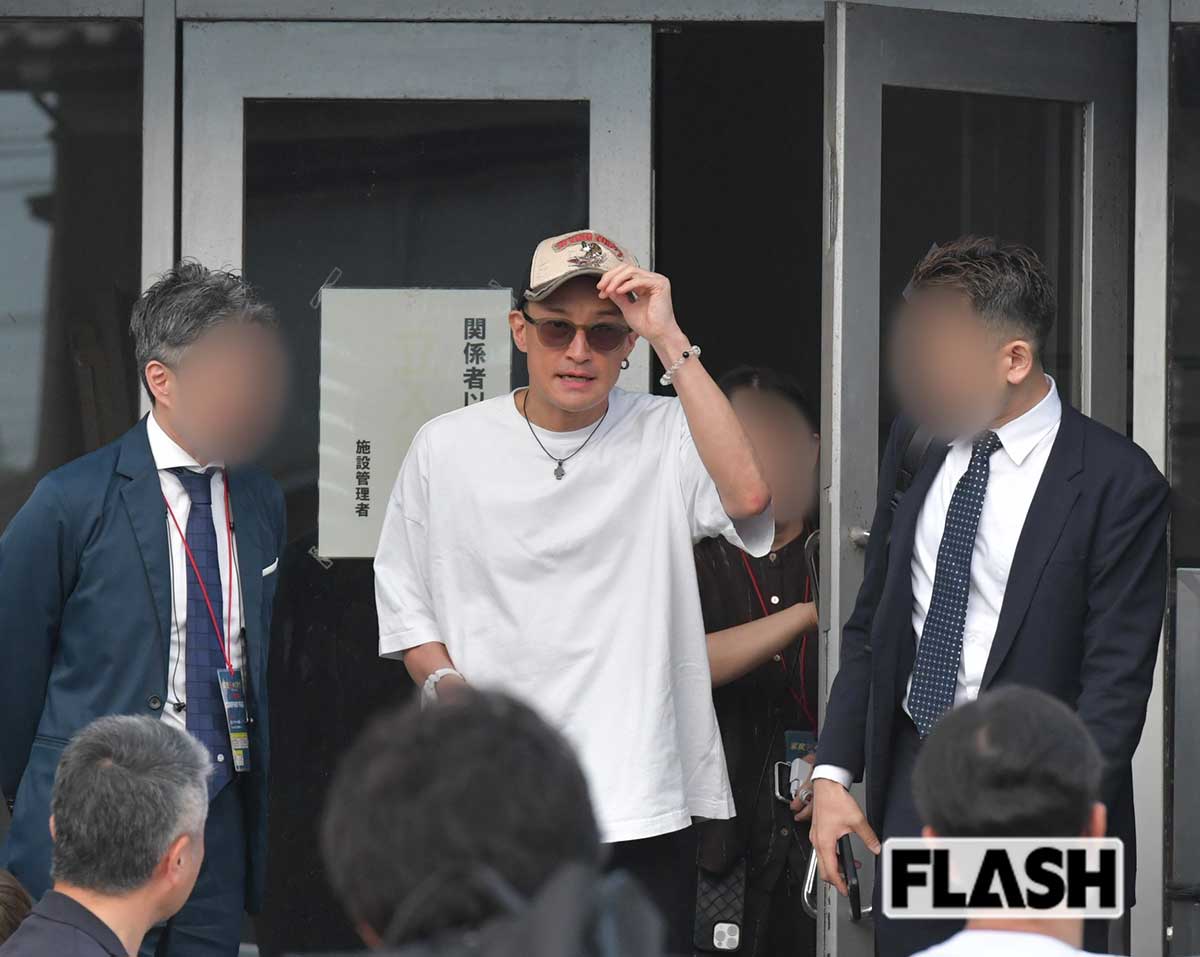 6月、松岡昌宏は公演先で国分太一のコンプライアンス違反に関して集まった報道陣に頭を下げた（写真・馬詰雅浩）