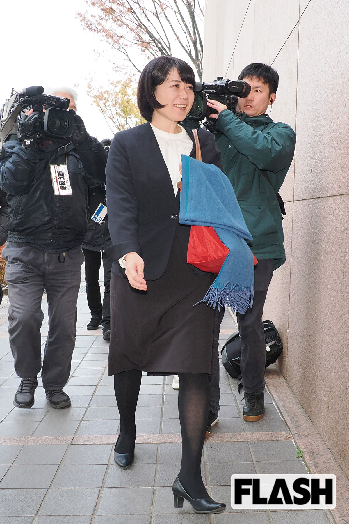 2025年11月27日、前橋市役所に最後の登庁する小川晶氏。報道陣に対して晴れやかな笑顔を見せた（写真・梅基展央）