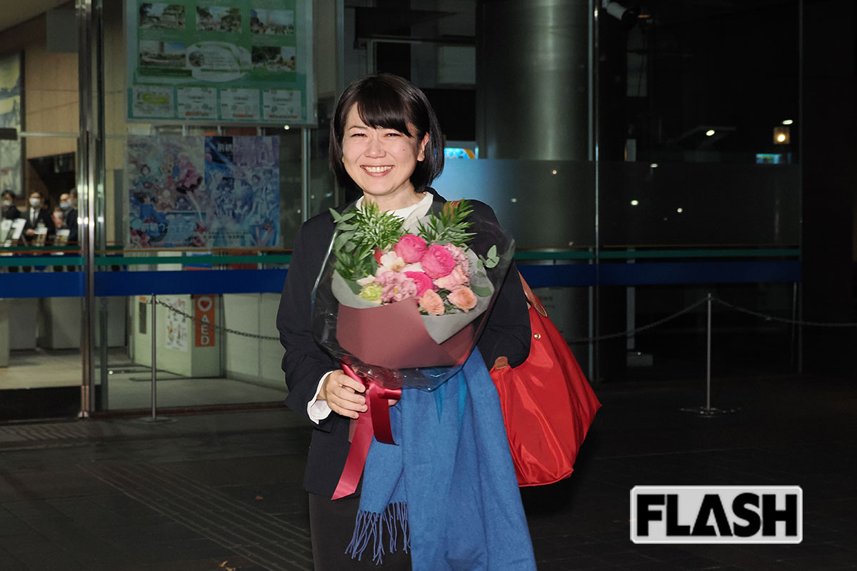 2025年11月27日、前橋市役所を退庁する小川晶氏。職員らから花束を受け取ると、目には涙を浮かべた（写真・梅基展央）