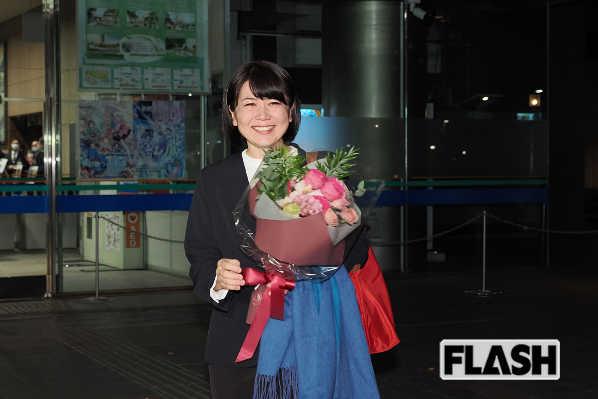 2025年11月27日、前橋市役所を退庁する小川晶氏。職員らから花束を受け取ると、目には涙を浮かべた（写真・梅基展央）