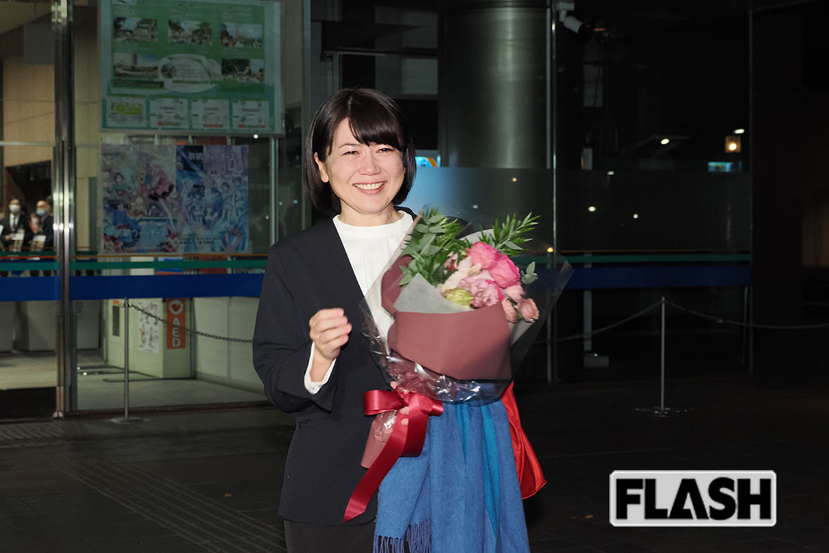 2025年11月27日、前橋市役所を退庁する小川晶氏。職員らから花束を受け取ると、目には涙を浮かべた（写真・梅基展央）