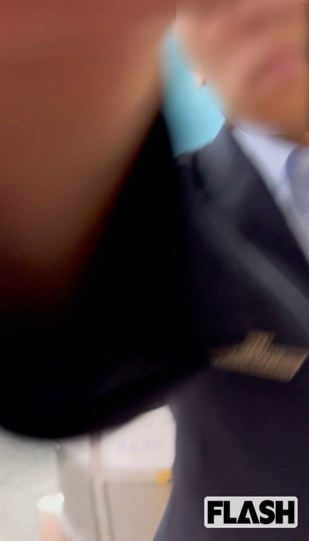 Aさんのスマホに手を伸ばすJR職員。Aさんは羽交い絞めにされたという