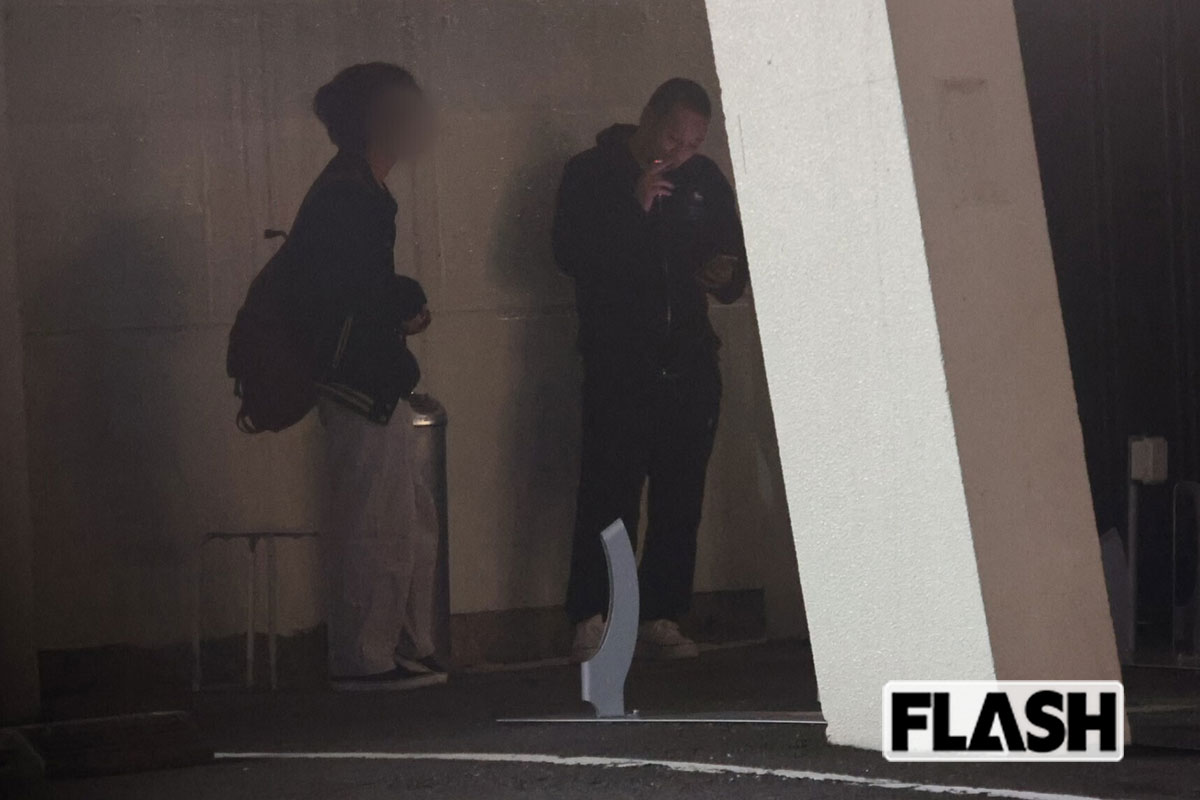 2025年11月、映画『箱の中の羊』の打ち上げ会の最中、何度も喫煙所に足を運んだ千鳥・大悟（写真・金谷千治）