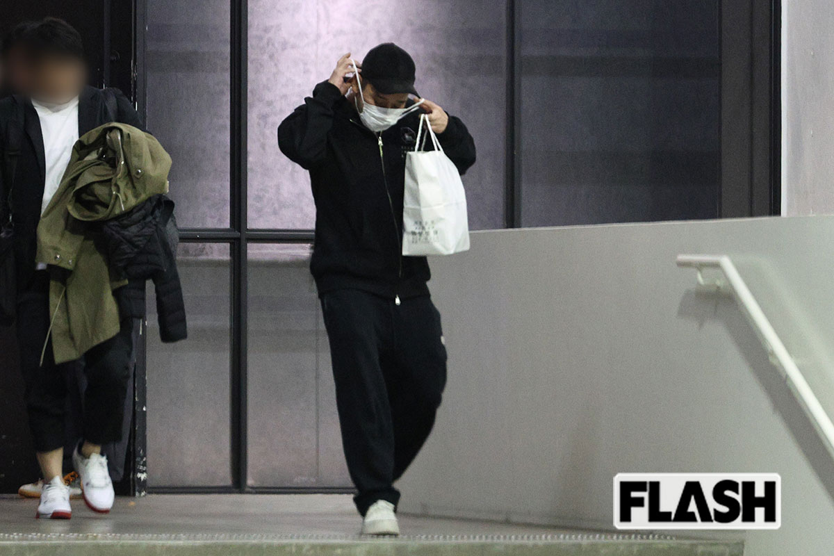 2025年11月、映画『箱の中の羊』の打ち上げ会の最中、何度も喫煙所に足を運んだ千鳥・大悟（写真・金谷千治）