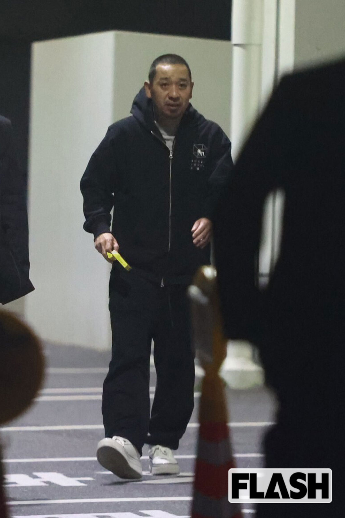 2025年11月、映画『箱の中の羊』の打ち上げ会の最中、何度も喫煙所に足を運んだ千鳥・大悟（写真・金谷千治）