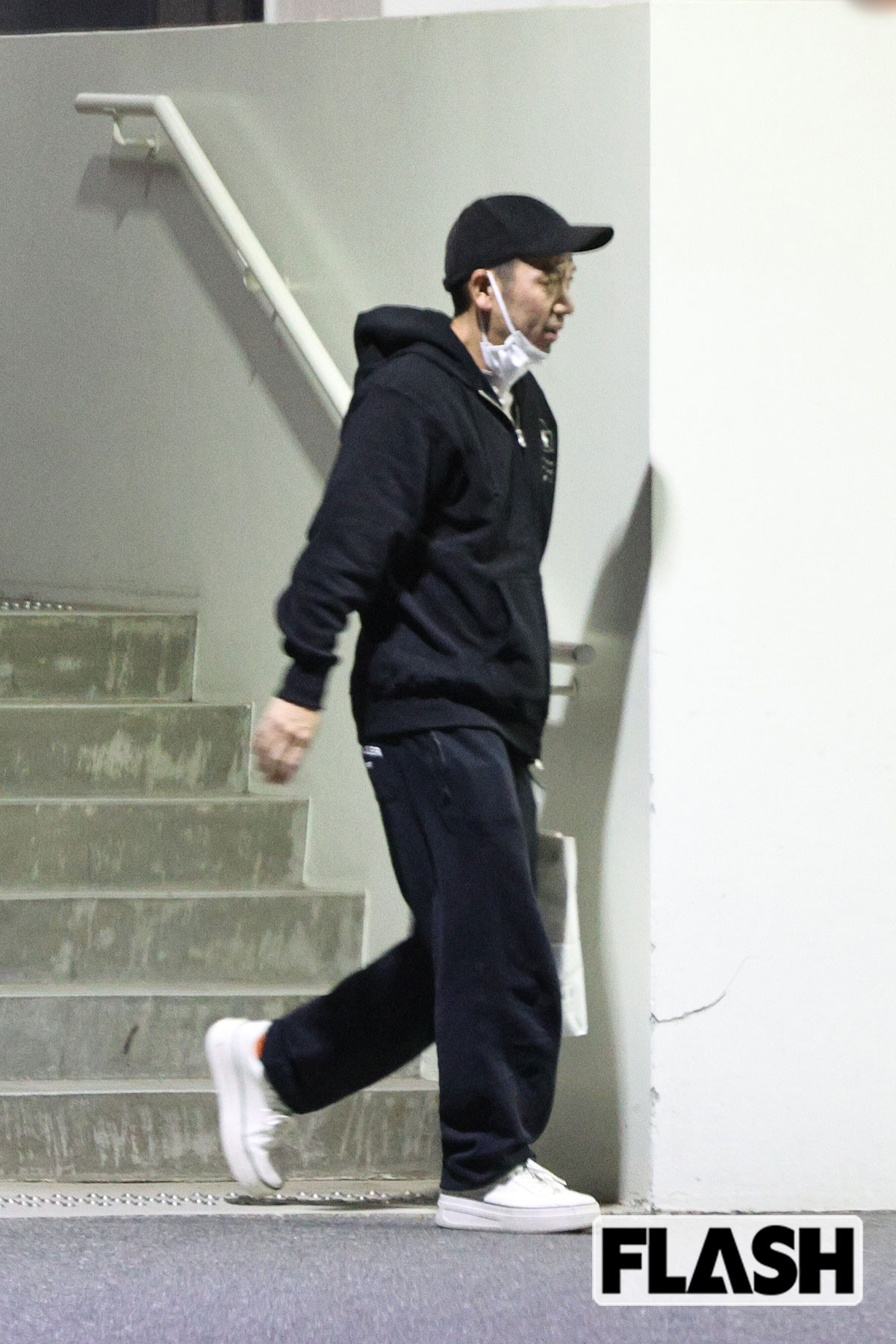 2025年11月、映画『箱の中の羊』の打ち上げ会の最中、何度も喫煙所に足を運んだ千鳥・大悟（写真・金谷千治）