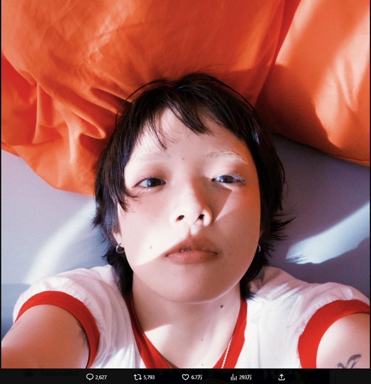 眉毛をブリーチし、髪をばっさりと切ったあいみょん。両腕からタトゥーものぞいている（写真・本人のXより）