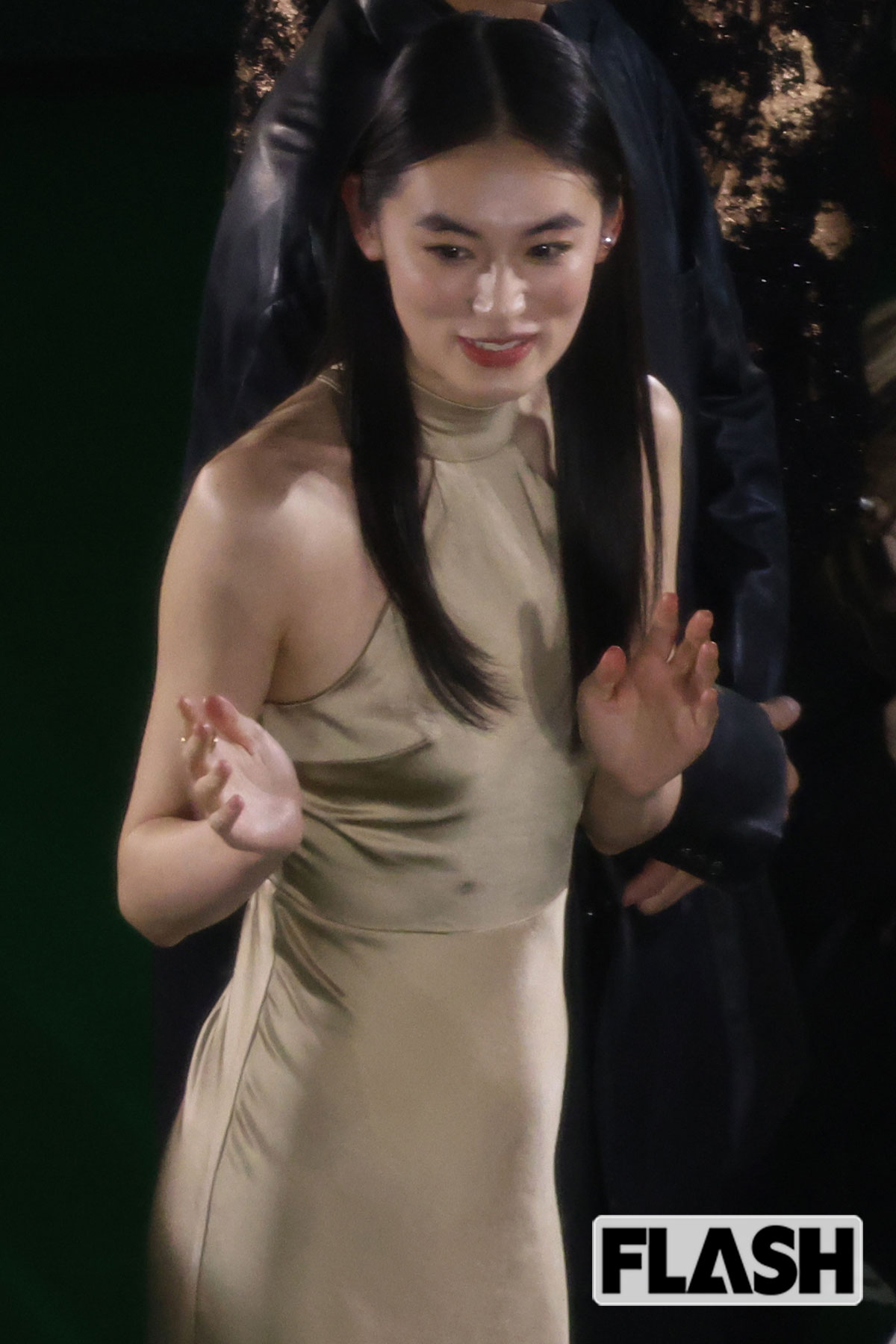 ポカリスエット女優　ボディライン露わなゴージャスドレス姿をキャッチ！次期ブレイク候補の強みは“万能型”