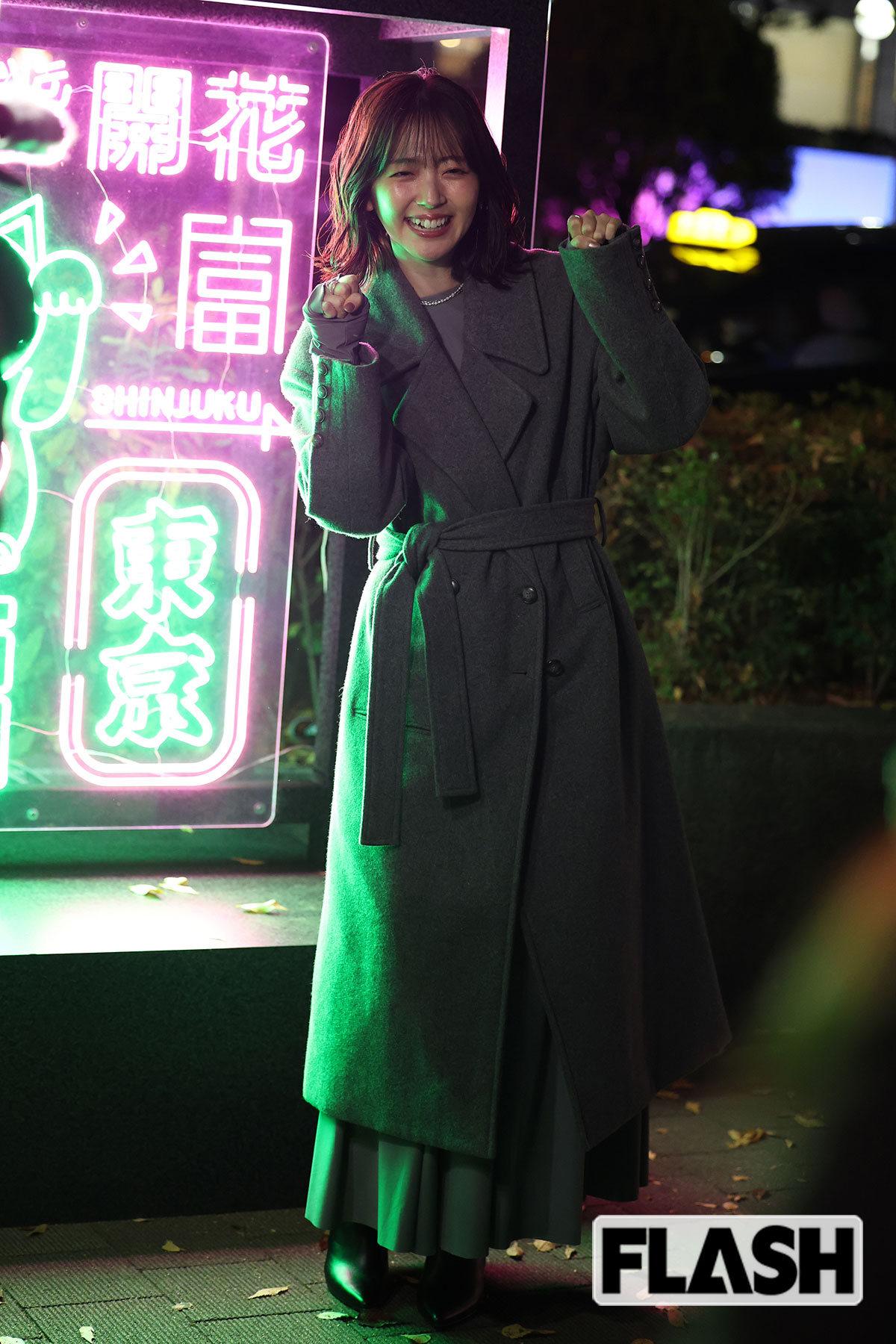 招き猫の看板の近くで猫ポーズを披露する鈴木愛理