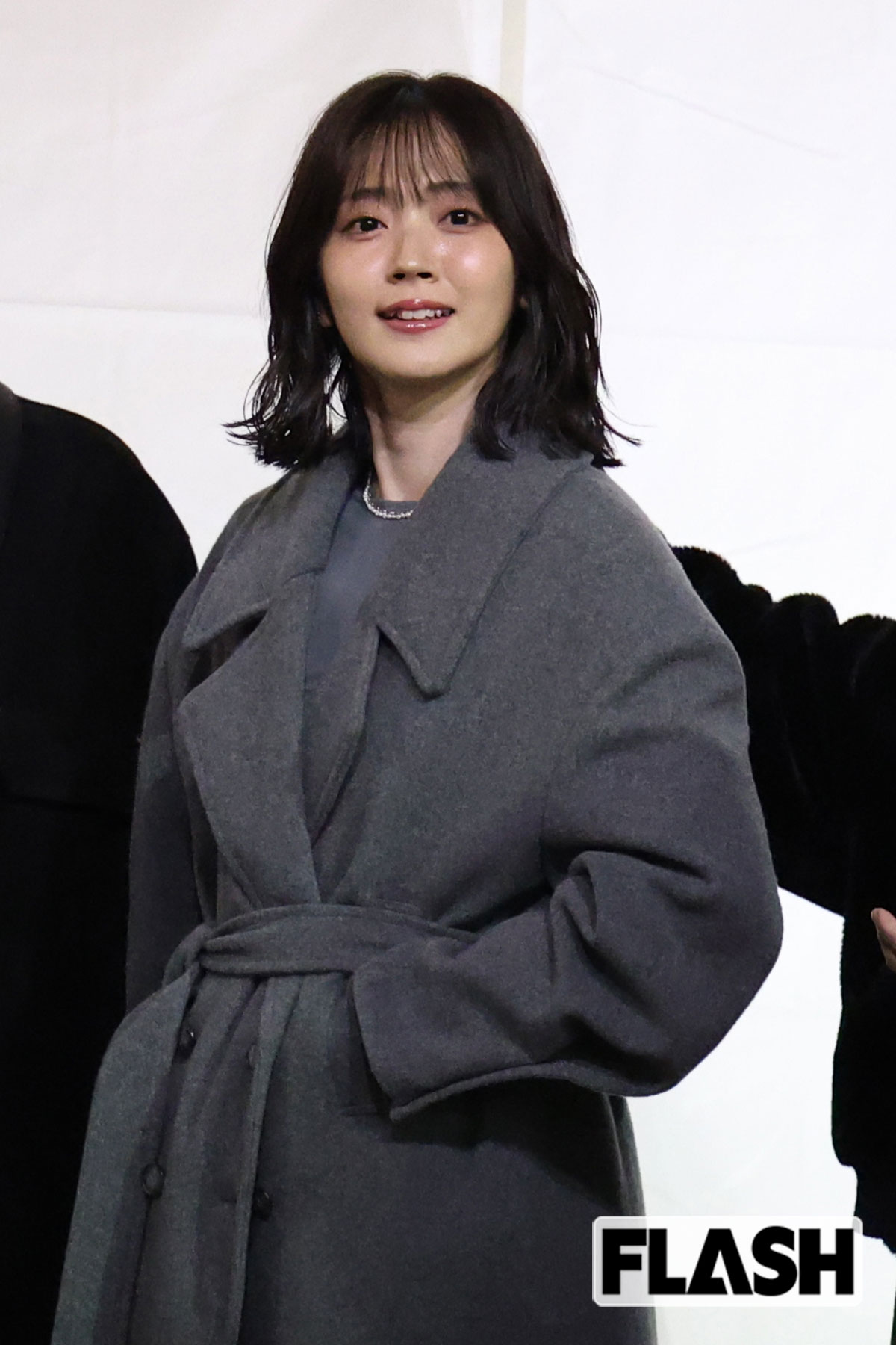 グレーをキュートに着こなす鈴木愛理