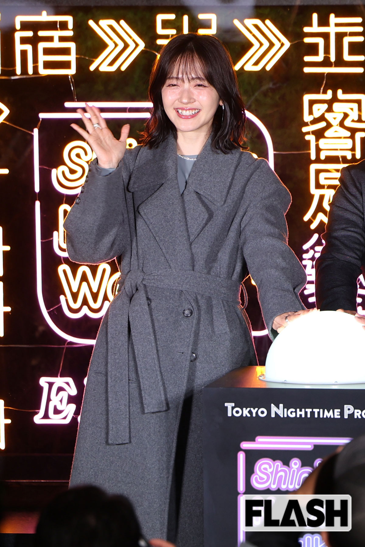 駆けつけたファンに手を振る鈴木愛理