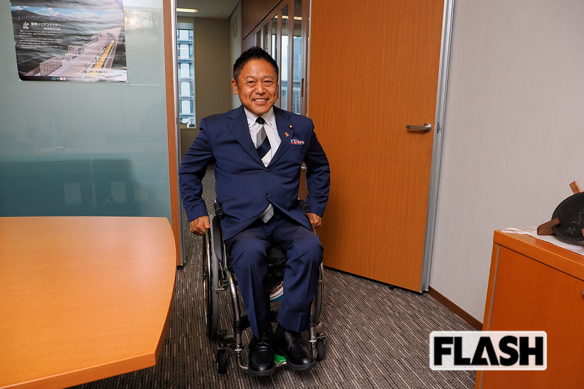 軽快に車いすを動かしていく横沢議員（写真・梅基展央）